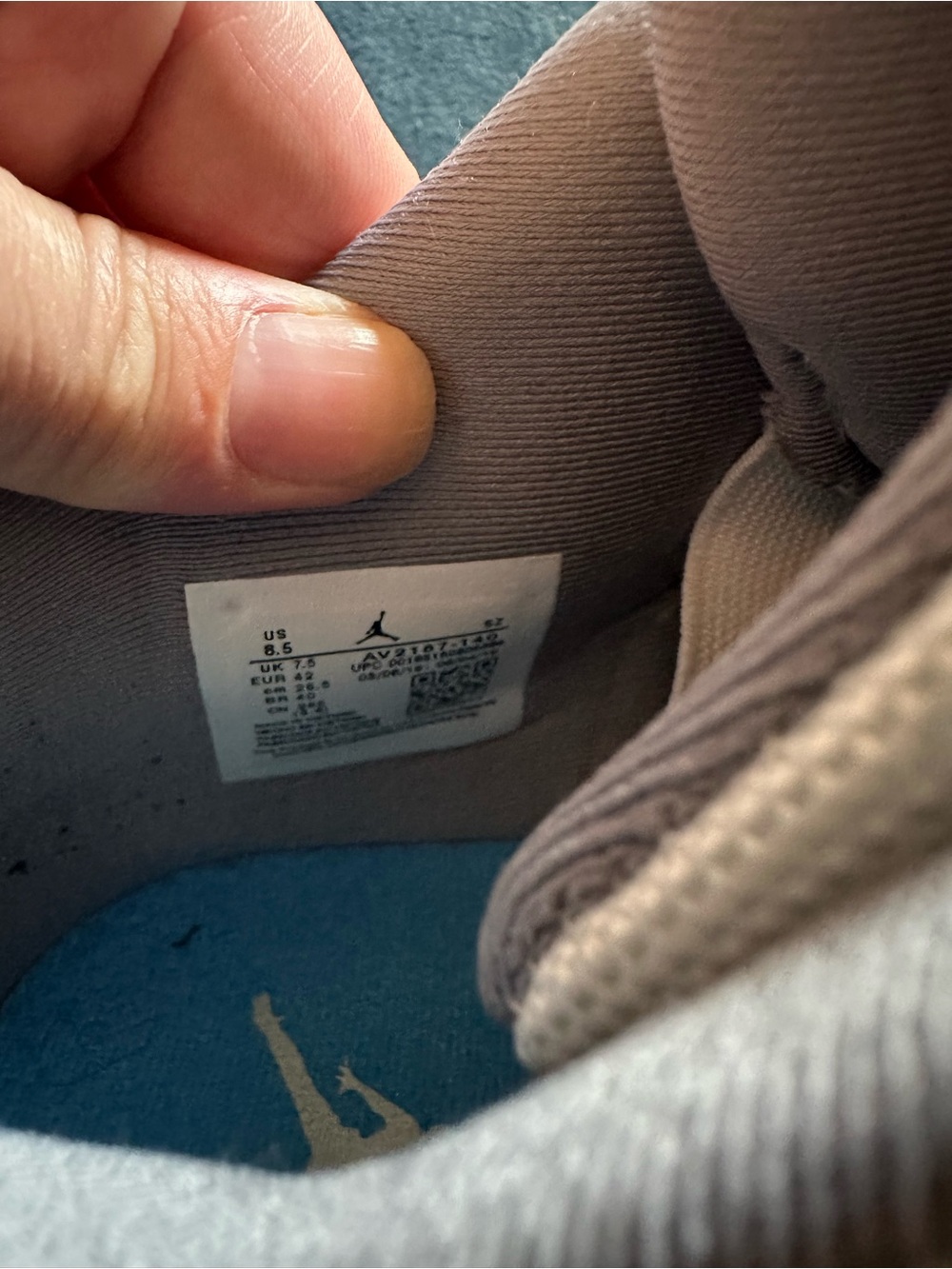 Jordan Men's Athletic Shoes in Light Gray and Cream - Picture 4 of 5